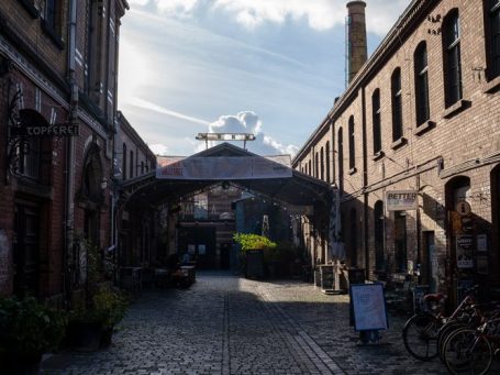 Blick in den Hof des alten Industriegeländes mit Kopfsteinpflaster.